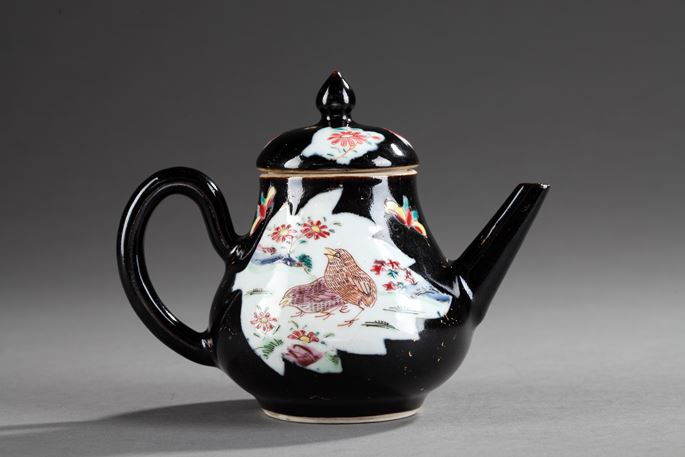 Wine pot porcelain &quot;famille noire&quot; decorated with quails famille rose - Chine Epoque Yongzheng | MasterArt